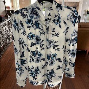 Beautiful, White House Black Market Satin Floral Top. NWT,  Sz 6. Pearl details